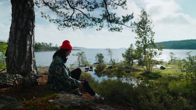 疲惫的年轻女性在登山和徒步旅行后休息，健康的生活方式和运动