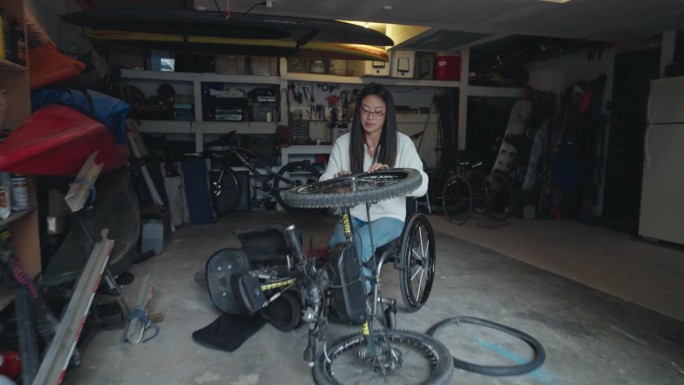 活跃的亚洲妇女换轮胎的自适应自行车
