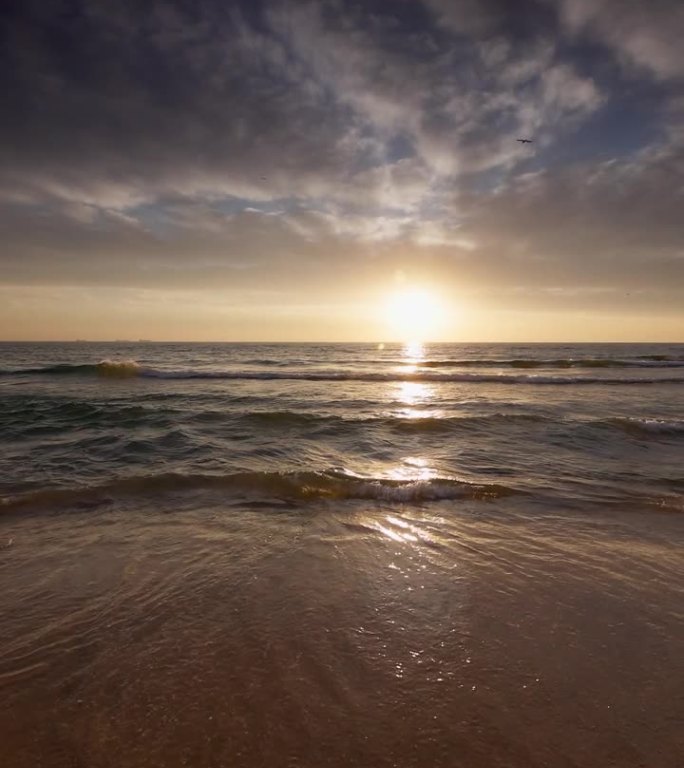新的2024年写在沙滩上的沙子上，在美丽的日出和海浪之上的云景