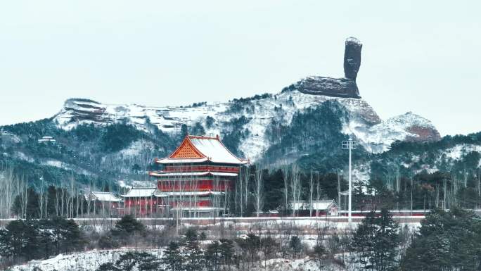 雪后棒槌山磬锤峰