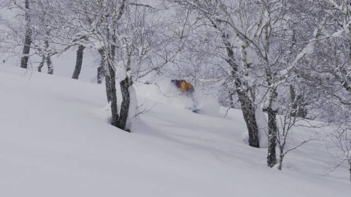 北大湖滑雪场雪道男人单板滑雪下落慢镜头