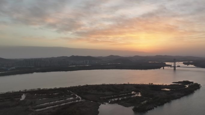 航拍冬天襄阳汉江湿地卧龙大桥夕阳落日风光