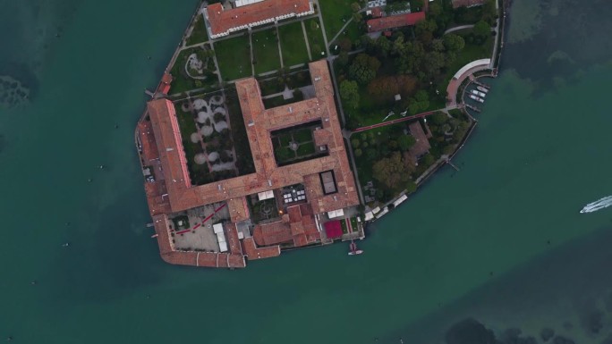 无人机拍摄的意大利威尼斯。威尼斯和运河的概览，贡多拉和船只穿过威尼斯城的运河，威尼斯群岛