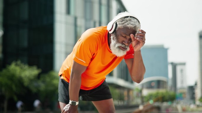 跑步者，大汗淋漓或资深黑人男子在城市休息跑步训练，锻炼或户外运动。疲劳，耳机或健康的运动员呼吸疲劳，