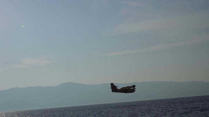 水陆两栖消防飞机降落在海面上