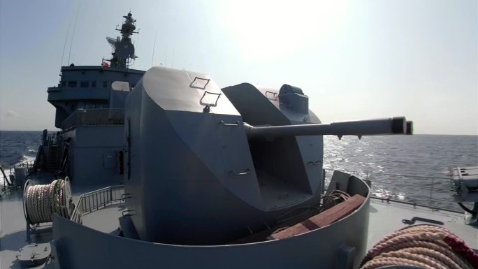 背景——军舰的驾驶室和大炮