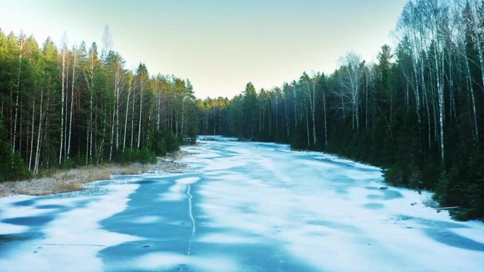 林溪的冬季序曲，松间的冰和过去的季节。无人机航拍