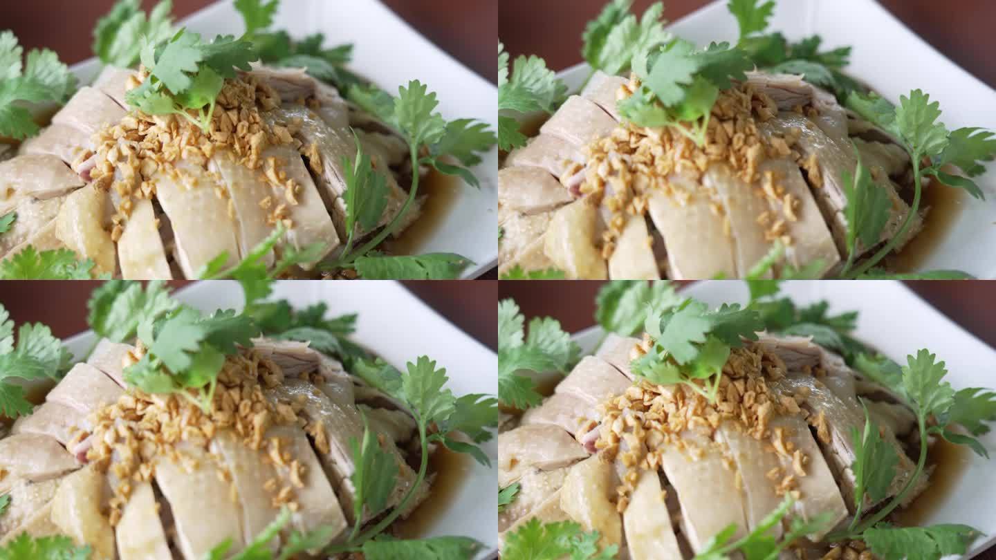 海南鸡饭把泰国菜摆上餐桌。