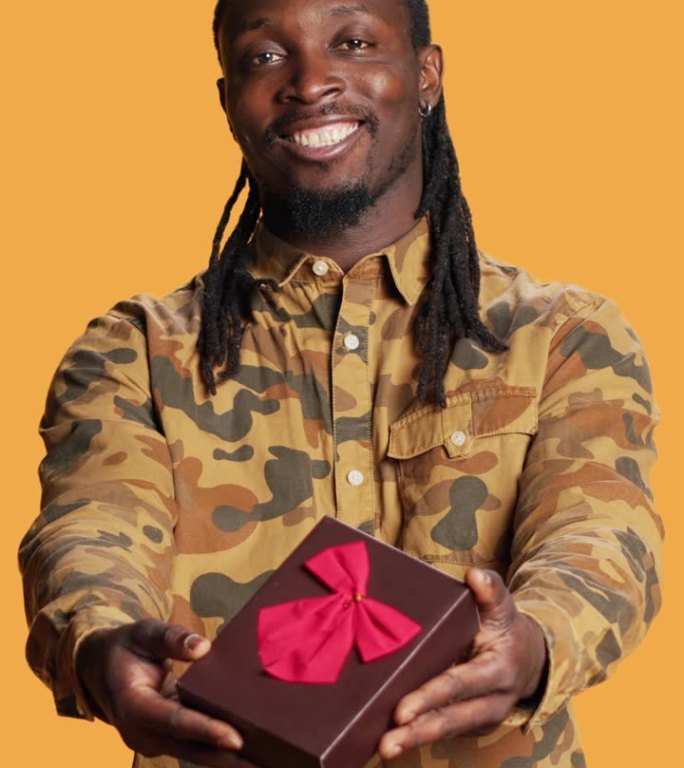 垂直视频非洲裔美国人给他的女朋友送礼盒