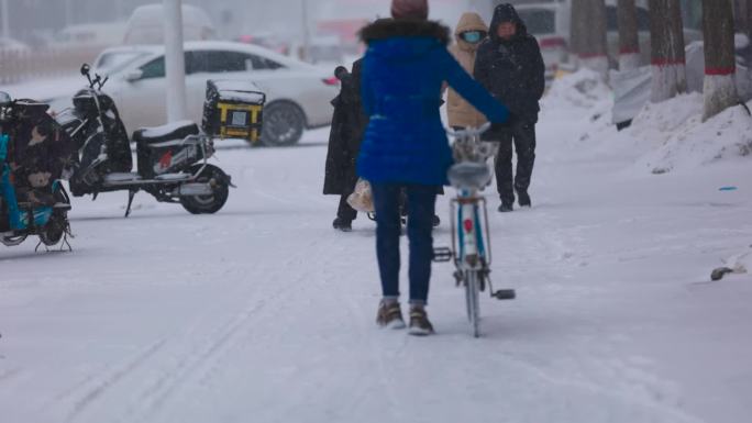 下雪天 三轮车 自行车 行人 生活坚辛