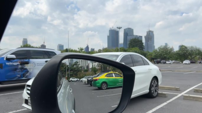 在曼谷市内开车。外国汽车后视角