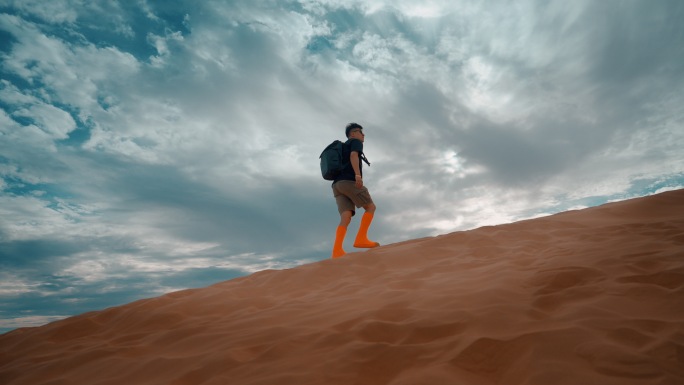 沙漠中行走的人物背影和行驶的越野车