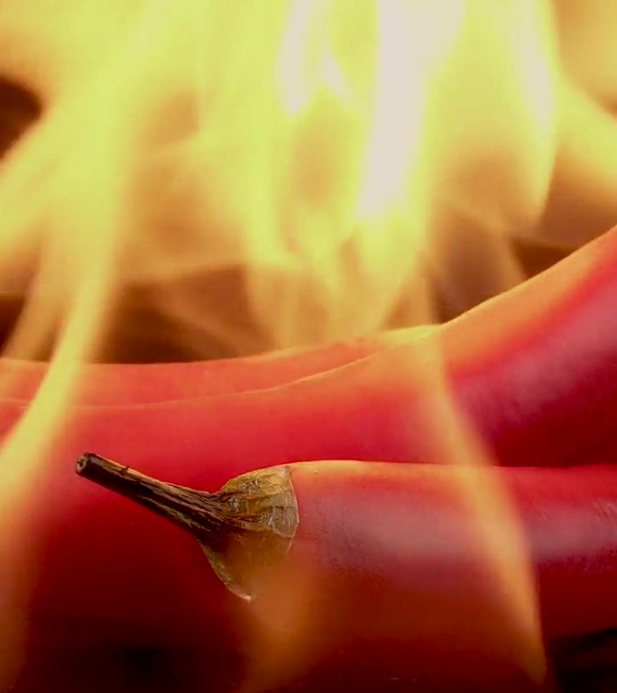 炙热的红辣椒在火焰中燃烧