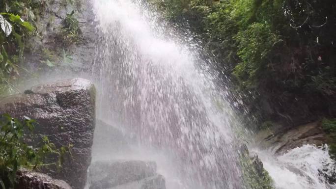 实拍山涧瀑布绿水青山水流飞溅瀑布流水