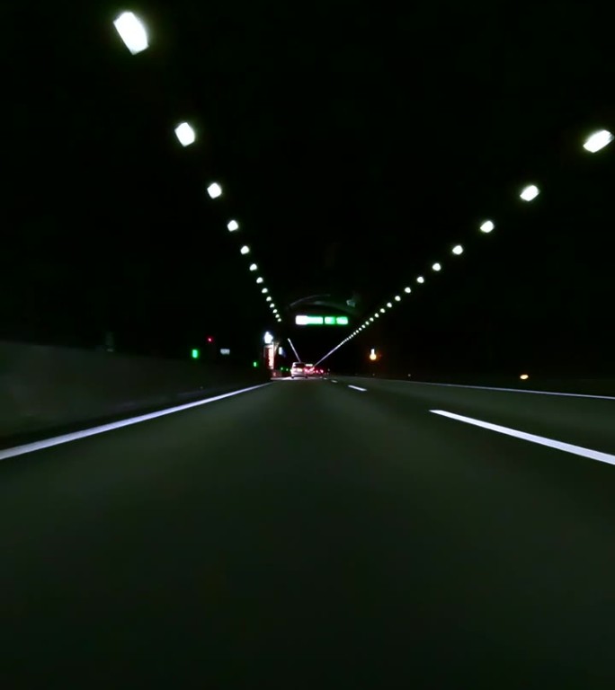 半夜开车穿过高速公路隧道