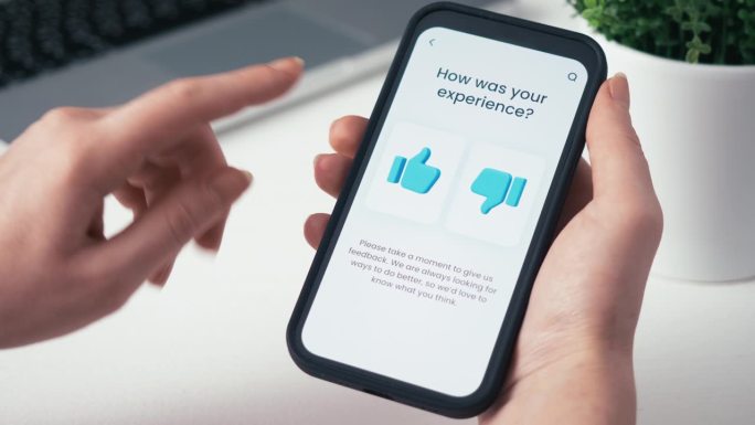 按下大拇指的按钮会留下良好的客户反馈。顾客满意概念。
