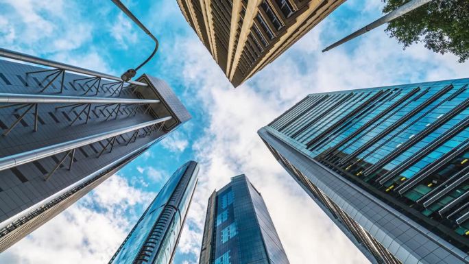 澳大利亚市中心多云天空下的商业公司现代建筑摩天大楼的低角度视角
