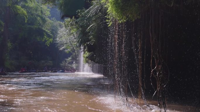 这个Lor Jor瀑布，彩虹瀑布落在泰国Umphang的Mae Klong河上