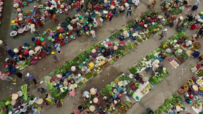 鸟瞰越南湄公河三角洲的露天蔬菜市场