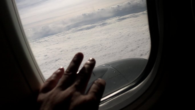 飞机俯瞰云层