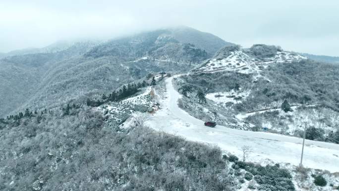 大山雪地行驶的越野车