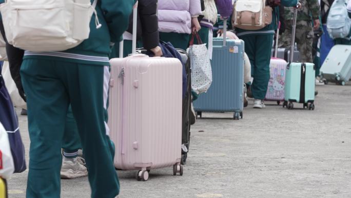 【4K超清】学生人群集体拖行李箱返校