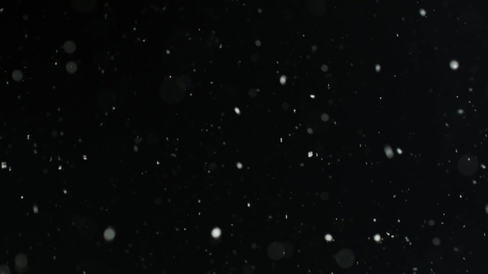 低角度锁定拍摄发光的降雪在夜晚的天空