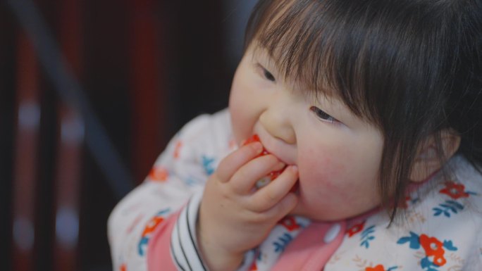 胖乎乎可爱宝宝吃草莓