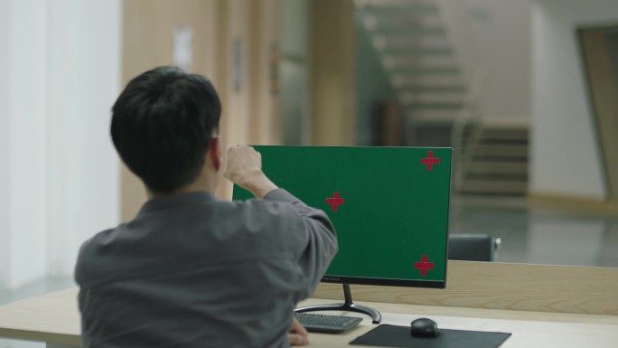 办公室职员体感操作全息投影电脑绿幕