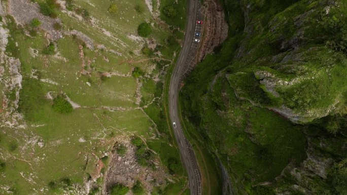无人机飞过史诗般的B3135公路，穿过门迪普山，沿着著名的切达尔峡谷。自上而下的观点。