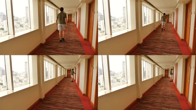 男子穿过酒店走廊，俯瞰城市天际线
