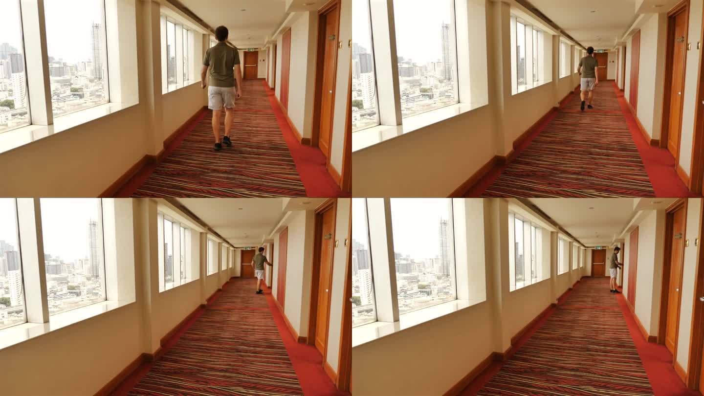 男子穿过酒店走廊，俯瞰城市天际线