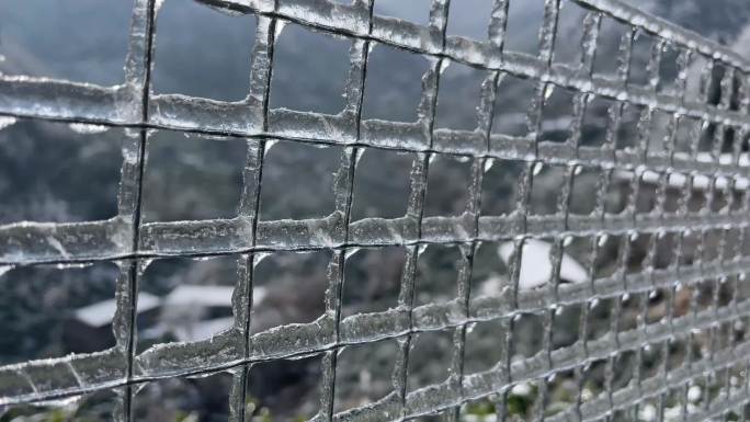 冬天寒潮冷空气零下低温山区护栏冰冻实拍