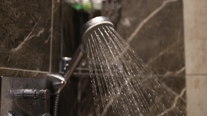 水流从附在淋浴墙上的滤器流出