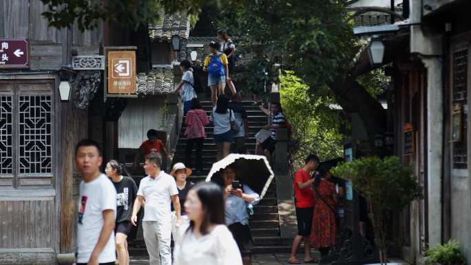 浙江嘉兴乌镇江南水乡古风建筑旅游旺季游客