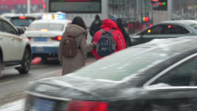 雪中的背影