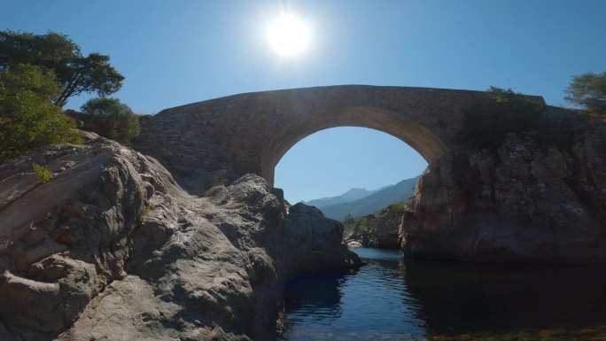 著名的古石桥横跨法哥河，法哥谷在科西嘉岛，法国，欧洲。
