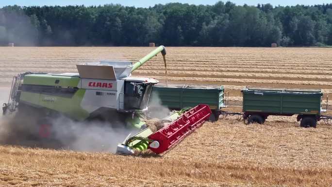 农业科技机械收割稻谷麦田