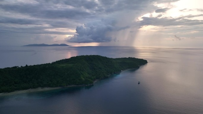 印尼热带岛屿及远处雨云鸟瞰图