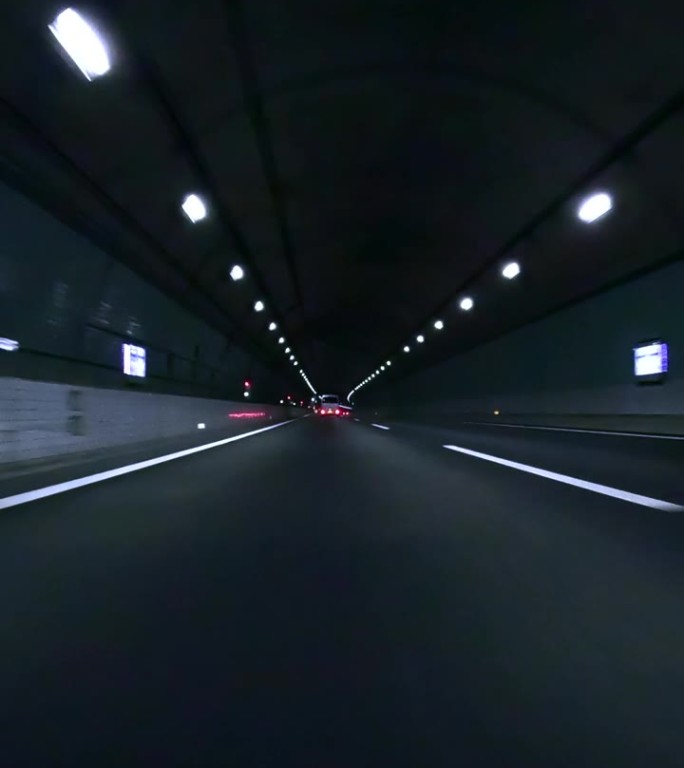 半夜开车穿过高速公路隧道