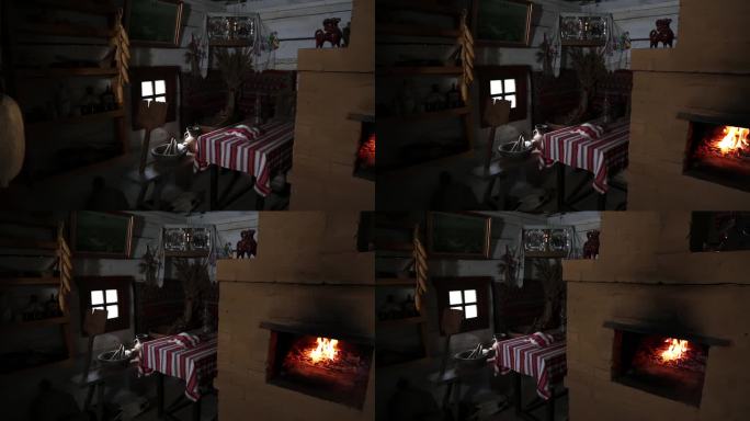 传统护林人的房子内部:壁炉、厨房用具。