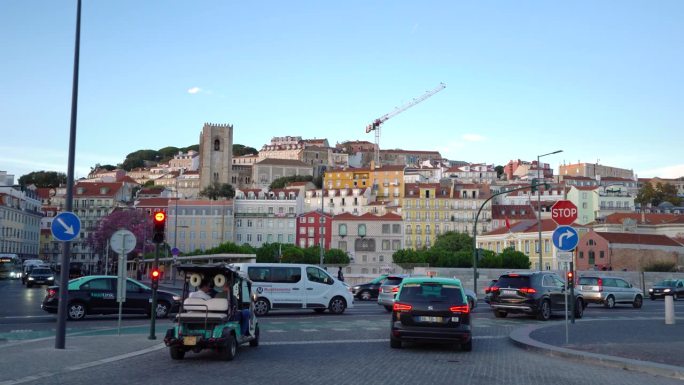 走在葡萄牙里斯本市中心的Infante Dom Henrique大道上。