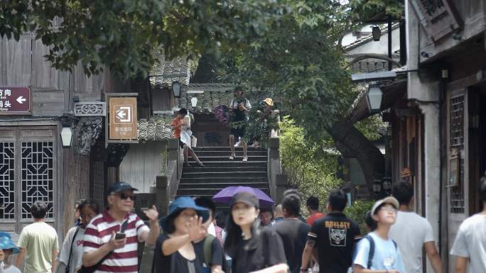 浙江嘉兴乌镇江南水乡古风建筑旅游旺季游客