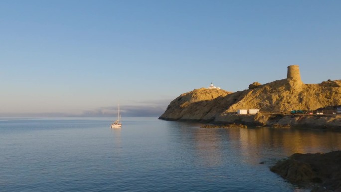 法纳莱迪彼得雷乌斯灯塔在美丽的小镇L'Île-Rousse在科西嘉岛的地中海沿岸，法国。