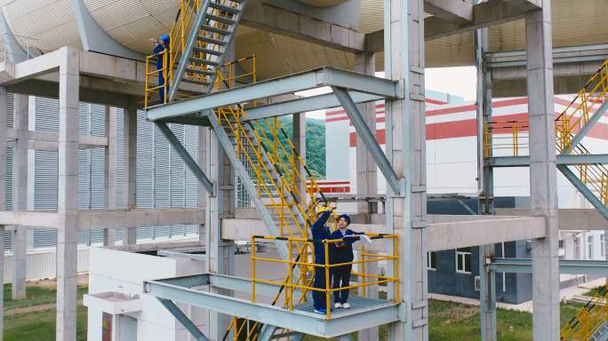 电力电厂工人巡检高空作业安检生产能源保供