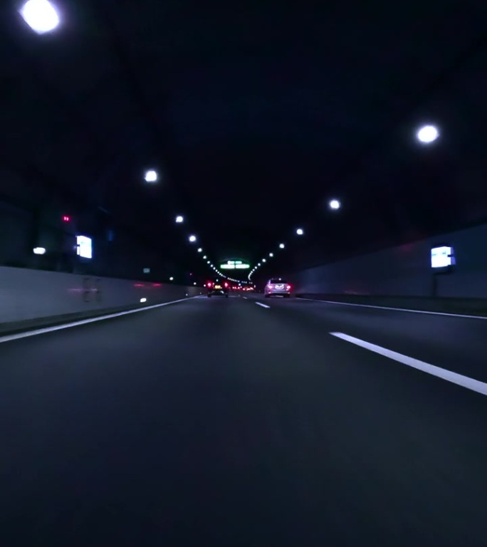 半夜开车穿过高速公路隧道