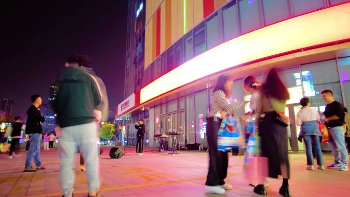 夜晚广场散步的年轻人人流延时视频素材