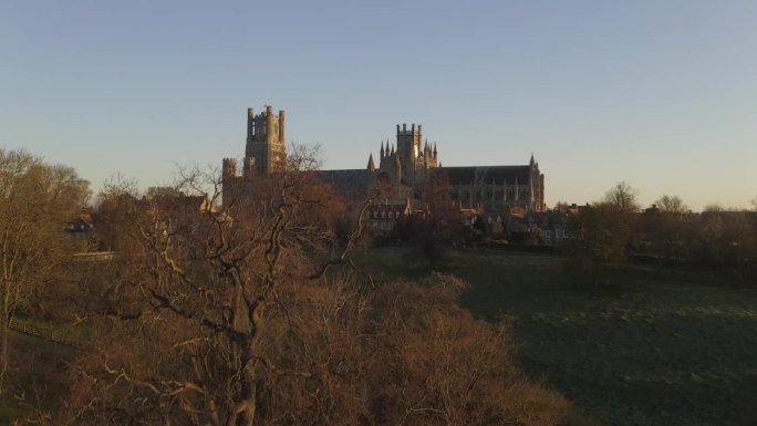 从英国剑桥郡樱桃山公园鸟瞰伊利大教堂。英国东英格兰著名的旅游目的地和圣公会教堂。