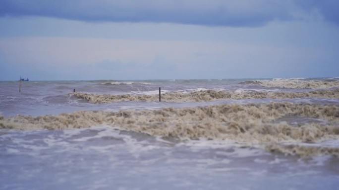 海滩上波涛汹涌，海水浑浊。