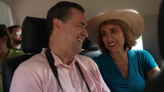 旅行者的肖像，高级旅游夫妇在一辆旅游面包车